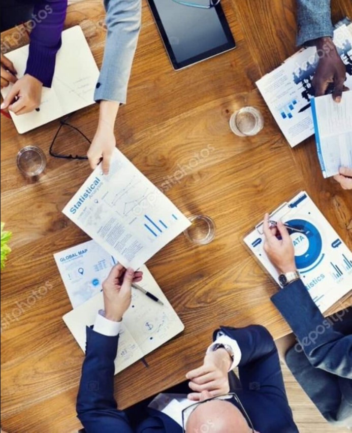Equipo de trabajo colaborando en una mesa de reunión